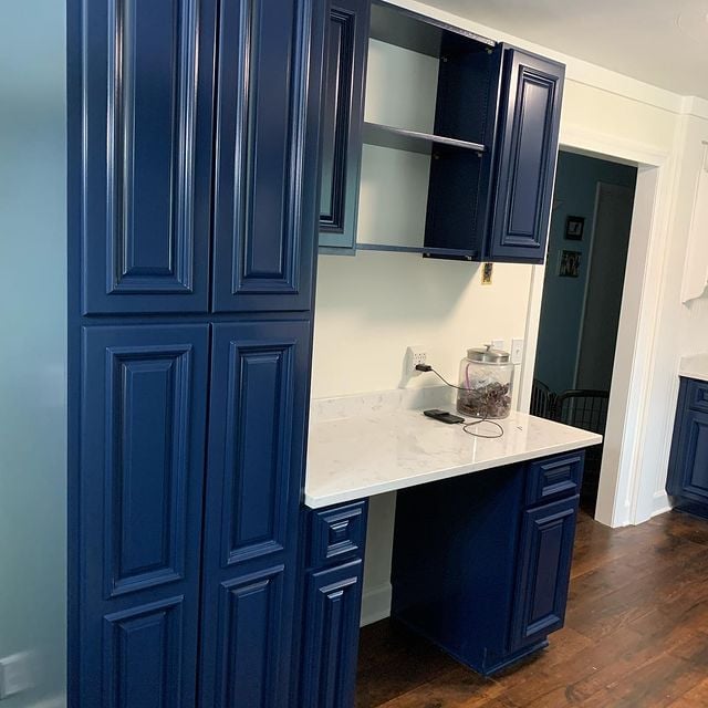 Blue and white mixed kitchen colors