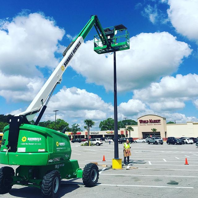 Just needed a little boost from @sunbeltrentals today! New paint on the light poles? No problem!! . . . #fivestarpainting #fivestarsav #sunbeltrentals #paint #painting #sherwinwilliams #savannah #paintlife