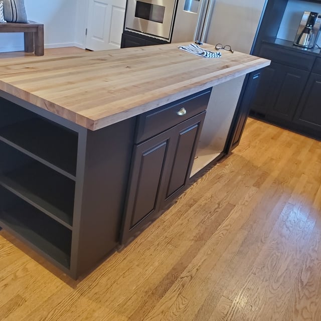 black kitchen cabinets