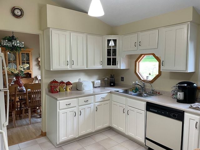 white kitchen cabinets